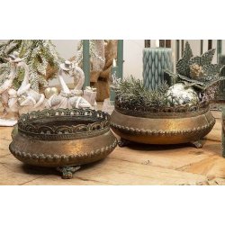 Urtepotte-Metal-Antik-Miljoe. Milj�billede af to dekorative urtepotter i antik metal med spanskgr�n finish og dekorative f�dder, vist som separate st�rrelsesvarianter. M�l: Lille H9/D20,5 cm og Stor H11/D26,5 cm.