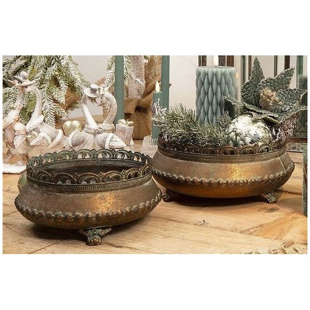 Urtepotte-Metal-Antik-Miljoe. Milj�billede af to dekorative urtepotter i antik metal med spanskgr�n finish og dekorative f�dder, vist som separate st�rrelsesvarianter. M�l: Lille H9/D20,5 cm og Stor H11/D26,5 cm.