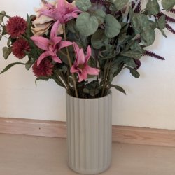 Her har vi vores elegante, h�je porcel�nsvase med det rillede m�nster og en smuk lysegr� glasur. Vasen er perfekt til indend�rs dekoration og er ideel til b�de friske blomsterbuketter eller t�rrede blomster.