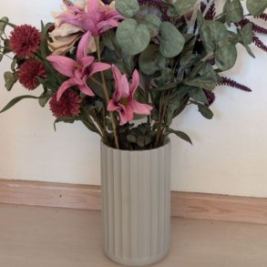 Her har vi vores elegante, h�je porcel�nsvase med det rillede m�nster og en smuk lysegr� glasur. Vasen er perfekt til indend�rs dekoration og er ideel til b�de friske blomsterbuketter eller t�rrede blomster.