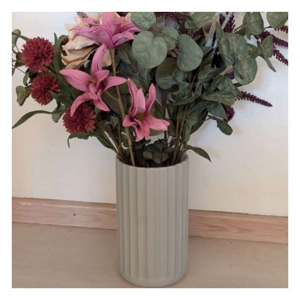 Her har vi vores elegante, h�je porcel�nsvase med det rillede m�nster og en smuk lysegr� glasur. Vasen er perfekt til indend�rs dekoration og er ideel til b�de friske blomsterbuketter eller t�rrede blomster.