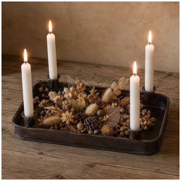 Adventsfad i m�rkt jern med fire lysholdere og hvide stagelys, pyntet med t�rrede blomster, korn og kogler p� et tr�bord.