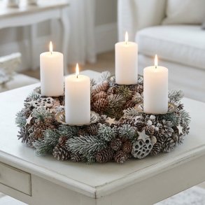 Adventskrans af gran og kogler med fire magnetiske antik messing lysholdere, t�ndte kronelys p� et hvidt bord