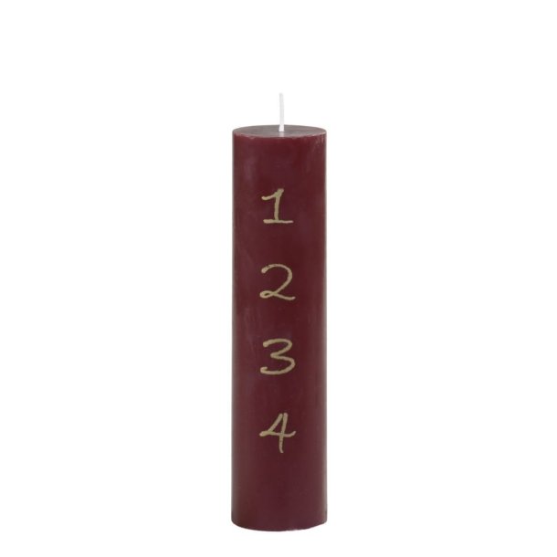 : Fritlagt produktbillede af et bordeauxr�dt kalenderlys p� 20 cm med tal fra 1 til 4 prentet i guld p� hvid baggrund.