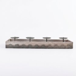 Fritlagt produktbillede af lang adventsstage i tr� med metalbort og fire lysholdere til bloklys p� ren hvid baggrund.