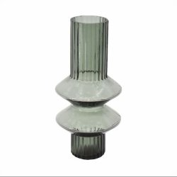 athena-gron-vase-lille Fritlagt billede af den lille flaskegr�nne glasvase. Vasen har en elegant og skulpturel form, der g�r den smuk at have st�ende fremme.
