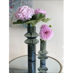 athena-gronne-vaser-saet Fritlagt billede af to elegante glasvaser i en dyb flaskegr�n farve. De har en klassisk form og findes i to st�rrelser, lille og stor.