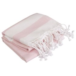 Et kvadratisk produktbillede i 1:1 format af et sammenfoldet rosa og hvidstribet badelagen i 100% bomuld med hvide frynser.