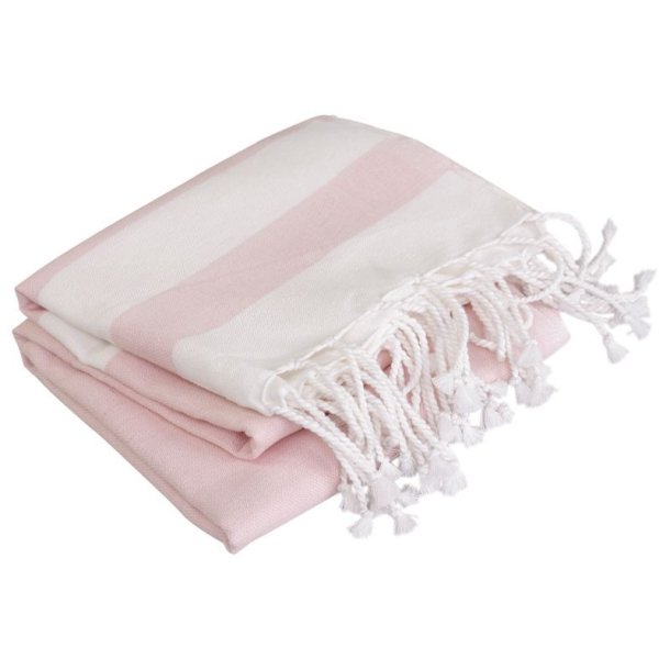 Et kvadratisk produktbillede i 1:1 format af et sammenfoldet rosa og hvidstribet badelagen i 100% bomuld med hvide frynser.