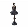 ballerinafigur med en flot m�rkebl� kjole