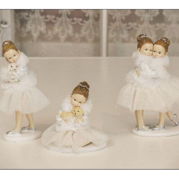 ekorationsfigurer fra La Vida af veninderne Anna og Elsa samt piger med kanin og hundehvalp.