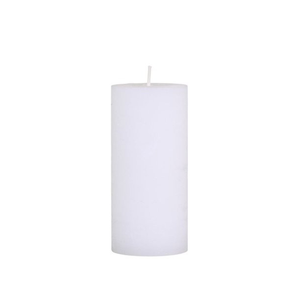 Fritlagt produktbillede af det hvide bloklys Macon p� 15 cm i 100% paraffin med rustik overflade p� hvid baggrund.