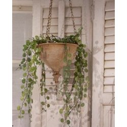 N�rbillede af selve blomsterpotten i jern, der viser den detaljerede hvide patina og det rustikke metalh�ndtag, hvor k�den er fastgjort.