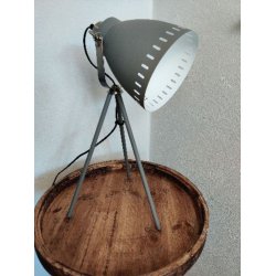 Leitmotiv Mingle bordlampe i mat gr� metal med trebenet fod og justerbar sk�rm.