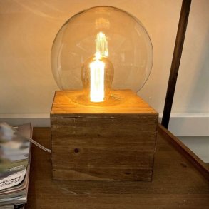 Lille bordlampe med patineret tr�fod og glassk�rm fra La Vida.