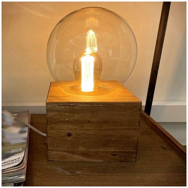 Lille bordlampe med patineret tr�fod og glassk�rm fra La Vida.