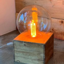 Bordlampe med patineret tr�fod og glassk�rm