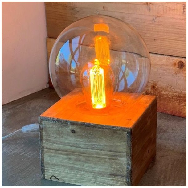 Bordlampe med patineret tr�fod og glassk�rm