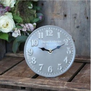 Rundt bordur i antik gr� metal med vintage-look fra Chic Antique, �15,5 cm.