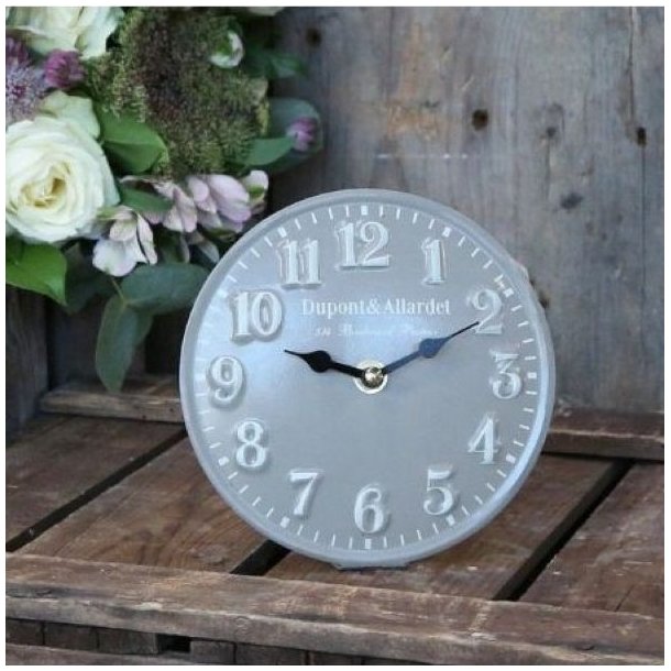 Rundt bordur i antik gr� metal med vintage-look fra Chic Antique, �15,5 cm.