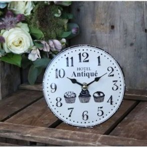 Rundt bordur i antik hvid metal fra Chic Antique med romertal og dekorativ top.