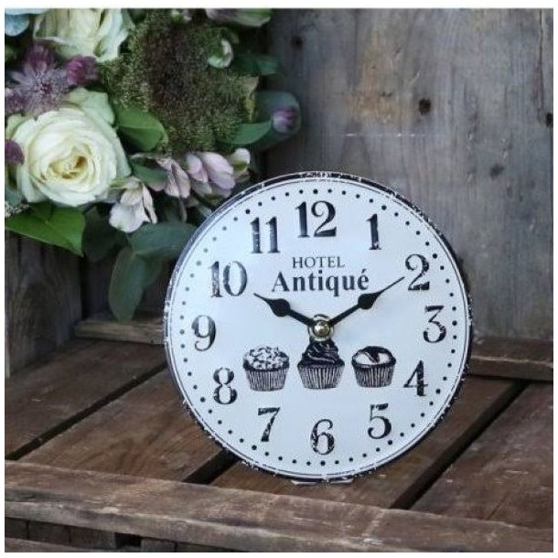 Rundt bordur i antik hvid metal fra Chic Antique med romertal og dekorativ top.
