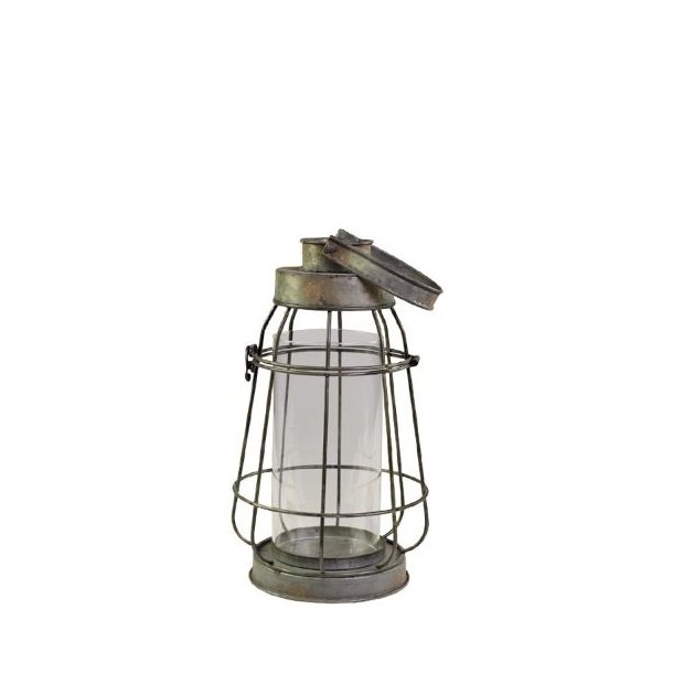 Et fritlagt produktbillede i 1:1 format af Chic Antique Factory lanternen i antique zink. Lanternen viser sit karakteristiske gitterdesign i jern og den indvendige glascylinder mod en hvid baggrund. St�rrelse: H31 / �18,5 cm.