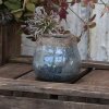 Bl� keramikvase fra Chic Antique med pr�get rose-m�nster og rustik topkant, opstillet p� en tr�bakke i et hyggeligt milj�.