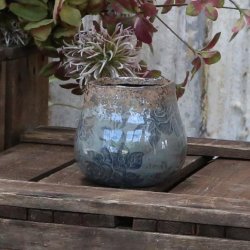 Bl� keramikvase fra Chic Antique med pr�get rose-m�nster og rustik topkant, opstillet p� en tr�bakke i et hyggeligt milj�.