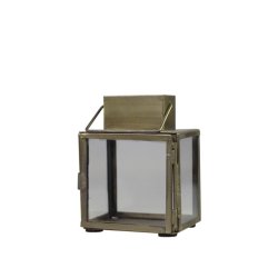 En lille firkantet lanterne i patineret messing med glasv�gge og en lille hank, vist p� en hvid baggrund.