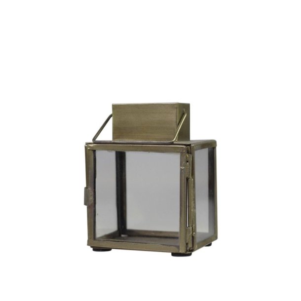 En lille firkantet lanterne i patineret messing med glasv�gge og en lille hank, vist p� en hvid baggrund.
