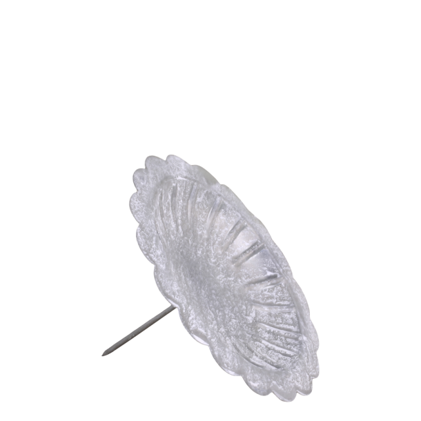 fritlagt n�rbillede af en enkelt Chic Antique lysholder i jern med zinkfinish og spyd 