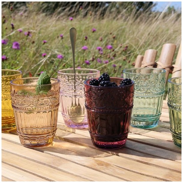 Milj�billede af de farvede Saint-�milion drikkeglas fra Chic Antique fyldt med friske b�r og krydderurter p� et rustikt tr�bord i haven.