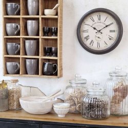N�rbillede af v�gurets sorte metalfinish og de pr�cise udsk�ringer af tallene.