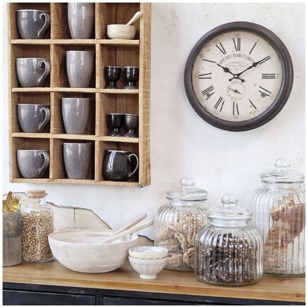 N�rbillede af v�gurets sorte metalfinish og de pr�cise udsk�ringer af tallene.