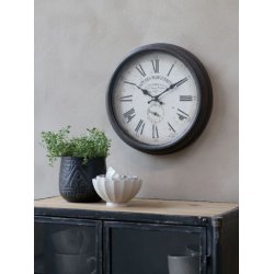 Rundt klassisk sort metalv�gur fra Chic Antique med udsk�rne romertal p� en lys v�g