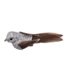 S�lvfarvet dekorationsfugl med glimmer og lange brune fjer, fritlagt p� hvid baggrund.