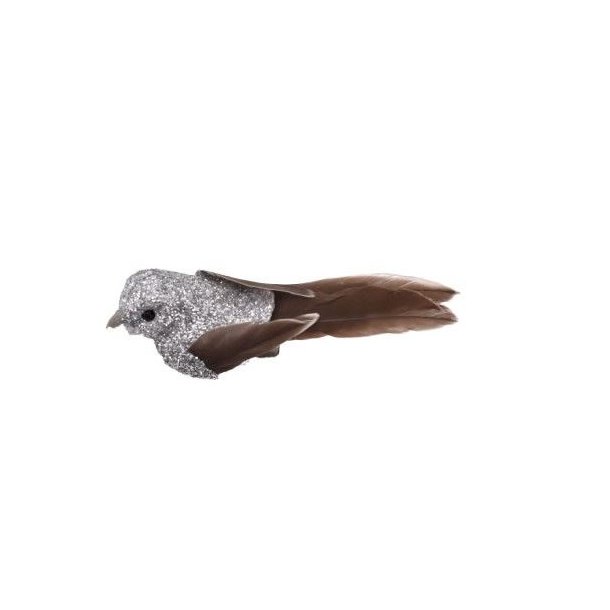 S�lvfarvet dekorationsfugl med glimmer og lange brune fjer, fritlagt p� hvid baggrund.
