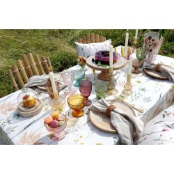 Smuk bordd�kning med Saint-�milion glas p� fod, pyntet med lys og blomster.