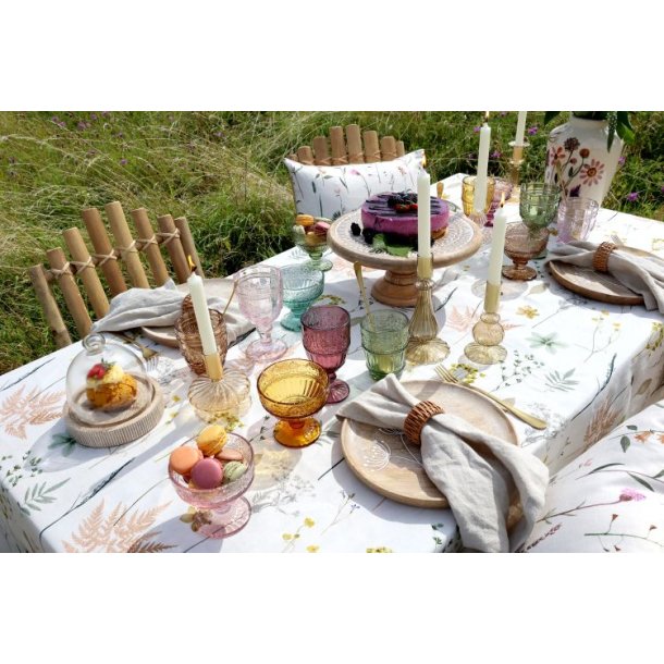 Smuk bordd�kning med Saint-�milion glas p� fod, pyntet med lys og blomster.