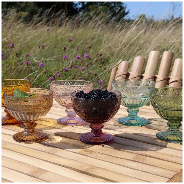Saint-�milion dessertglas p� fod, vist i forskellige farver� tr�bord