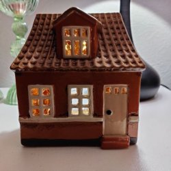 Brunt keramikhus fra Det Gamle Apotek, 17 cm h�jt, til fyrfadslys.