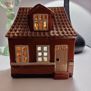 Brunt keramikhus fra Det Gamle Apotek, 17 cm h�jt, til fyrfadslys.