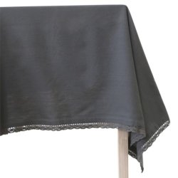 En m�rkegr� bomuldsdug med h�rlook og en fin blondekant, der h�nger elegant fra et bordhj�rne p� en hvid baggrund.