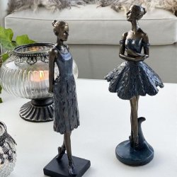 ylden ballerinafigur med en flot m�rkebl� kjole i en graci�s danseposition fra La Vida.