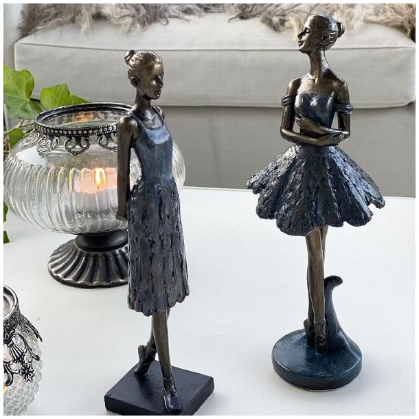 ylden ballerinafigur med en flot m�rkebl� kjole i en graci�s danseposition fra La Vida.