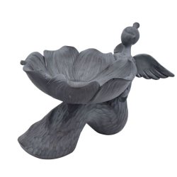 engel-fuglebad-stor-antik-graa-2215027.webp: Et fritlagt produktbillede af et stort fuglebad i antik gr� polyresin, udformet som en engel der holder en detaljeret blomstersk�l til havens fugle.