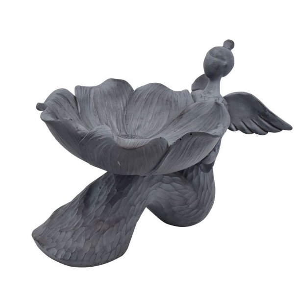 engel-fuglebad-stor-antik-graa-2215027.webp: Et fritlagt produktbillede af et stort fuglebad i antik gr� polyresin, udformet som en engel der holder en detaljeret blomstersk�l til havens fugle.