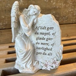 Gravpynt med en engel ved en sten med teksten: Af lidt gav du meget, af gl�de gav du mere, af k�rlighed gav du alt.
