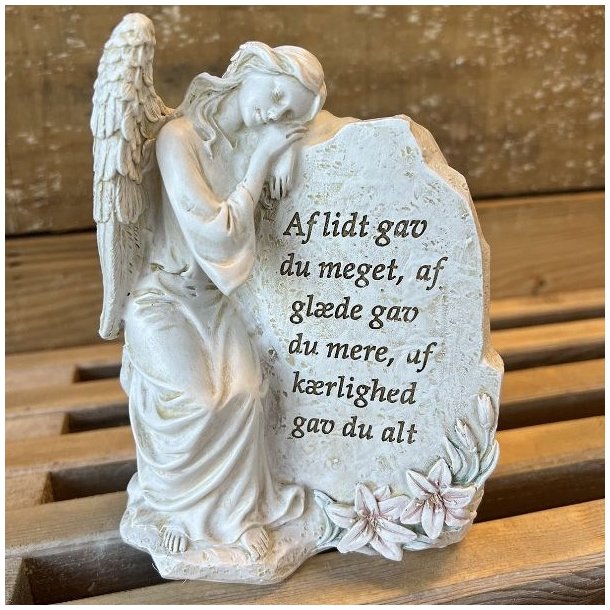 Gravpynt med en engel ved en sten med teksten: Af lidt gav du meget, af gl�de gav du mere, af k�rlighed gav du alt.